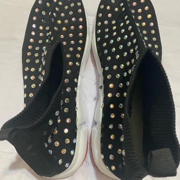 Sneaker - Picture 1 of 2